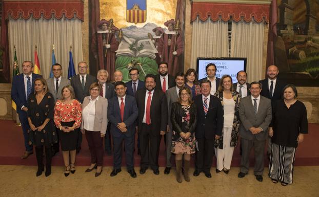 Ángeles Armisén, quinta por la derecha, con el resto de miembros de la comisión, en Castellón.