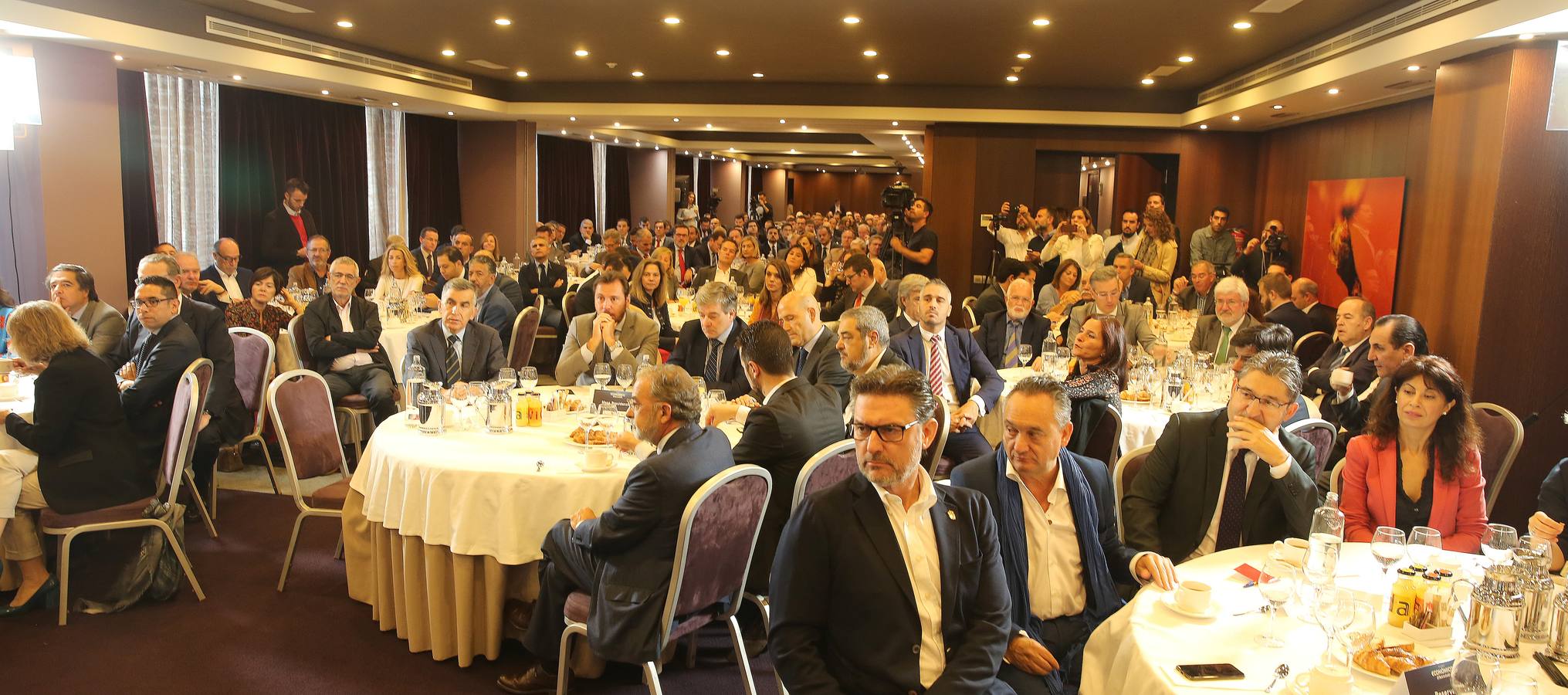 El secretario general del PSOE está convencido de que la cuestión catalana «solo se resuelve con diálogo político» aunque hay que antes hay que «reordenar una situación que está dislocada»
