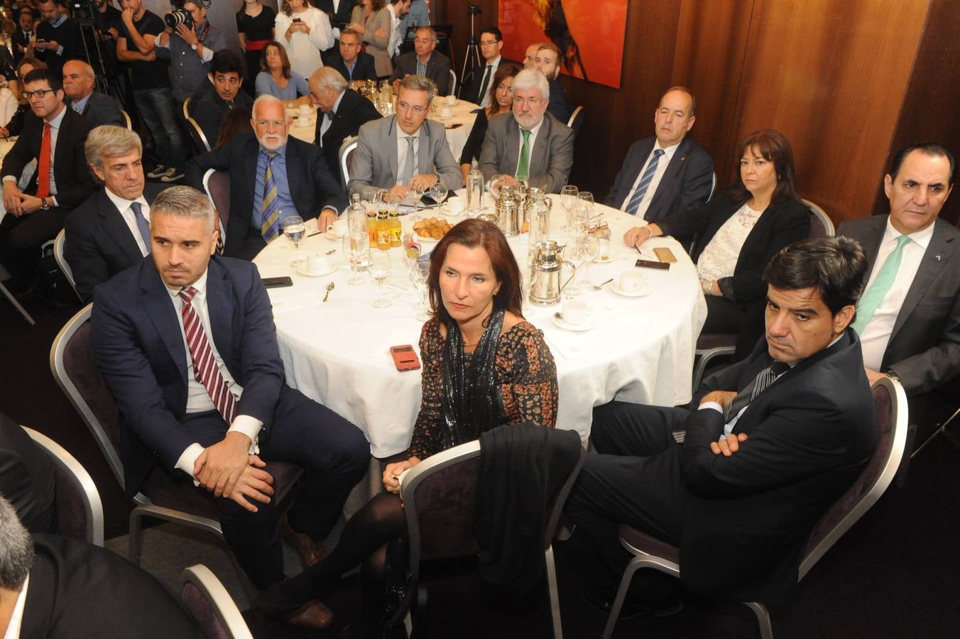 Mariluz Martínez Seijoo, secretaria de Educación y Universidades del PSOE; Miguel Lijó, director del Hotel Vincci Frontaura; José Moro, presidente de Bodegas Emilio Moro; Ángel San José, de Tecnoaire; José Luis Martín, delegado de ‘ABC’ en Castilla y León; José Luis Álvarez, de ACOR; Teodoro Hernández, de Cajamar; Ruth Rodríguez, directora de RTVE Castilla y León; José Rolando Álvarez, presidente de Iberaval y Grupo Norte, y Manuel Rubio, de España-Duero. 