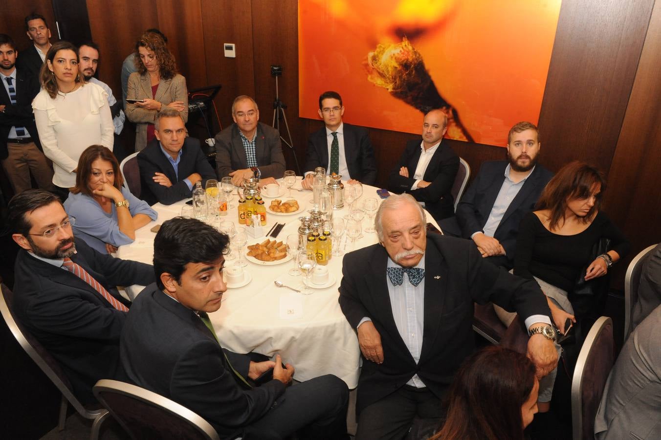 Ignacio Antolín, de Iberdrola; Eduardo Álvarez, director de RTVCYL; Teresa López, alcaldesa de Medina del Campo; Javier Izquierdo, procurador del PSOE; Evelio Angulo, de UGT; Felipe Cerezo, de Gestoría Cerezo Yuste; David Castaño, de Ciudadanos; Álvaro Lora, procurador del PSOE; Patricia Gómez, de la ejecutiva del PSOE de Castilla y León, y Juan Antonio Fernández, de Liberalia.
