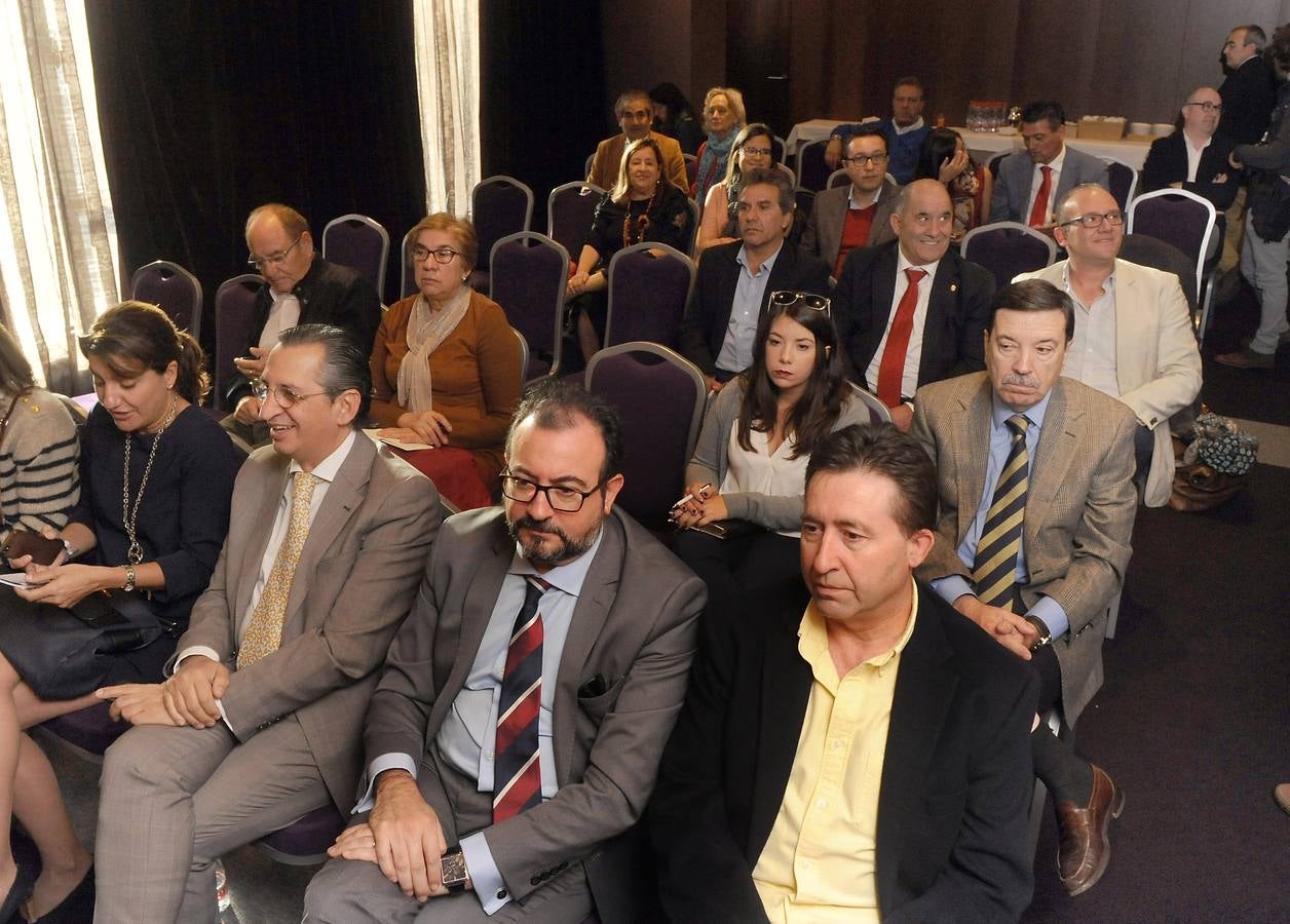 El secretario general del PSOE está convencido de que la cuestión catalana «solo se resuelve con diálogo político» aunque hay que antes hay que «reordenar una situación que está dislocada»