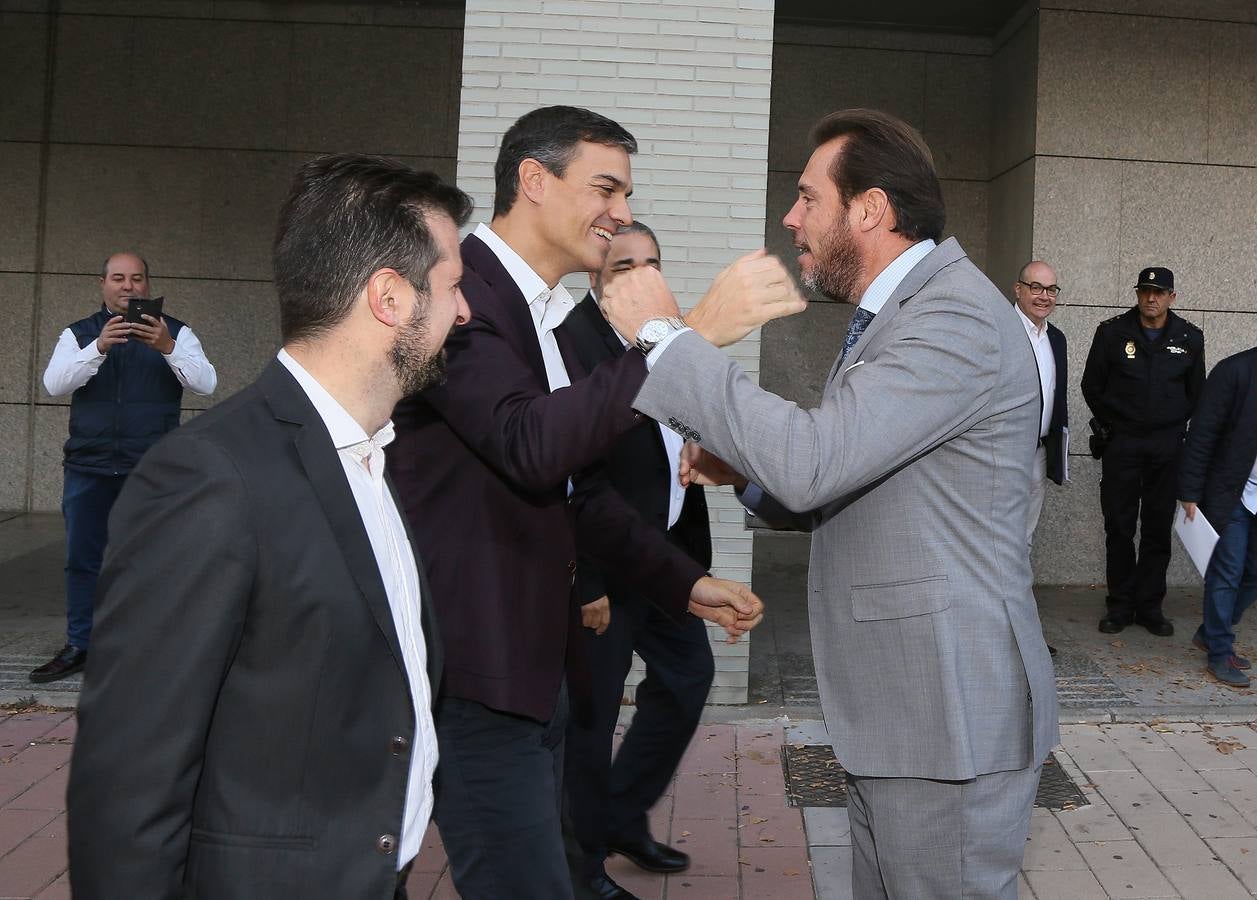 El secretario general del PSOE está convencido de que la cuestión catalana «solo se resuelve con diálogo político» aunque hay que antes hay que «reordenar una situación que está dislocada»