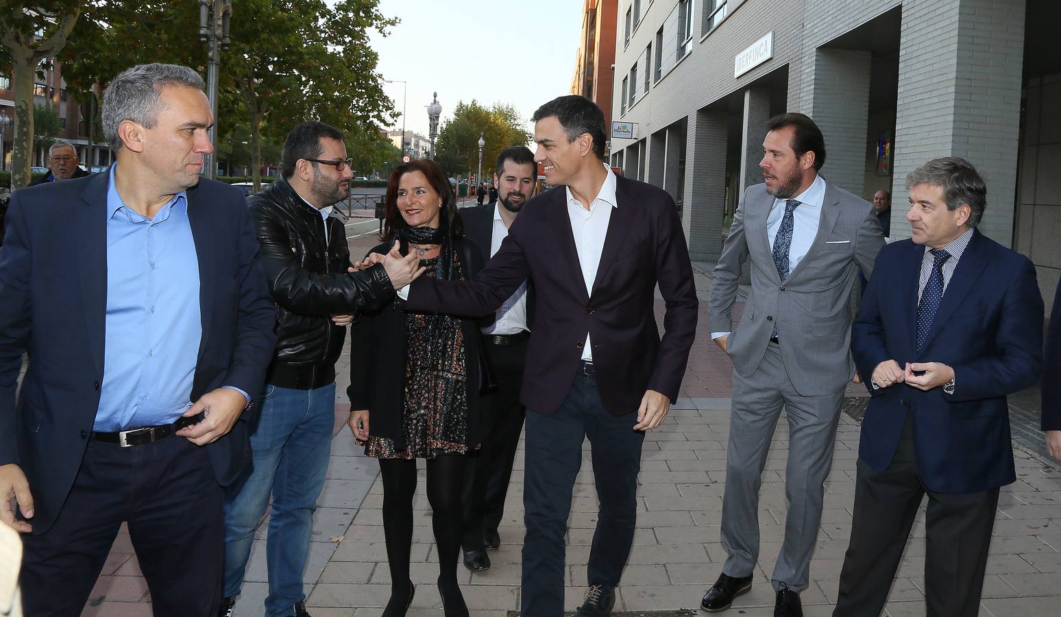 El secretario general del PSOE está convencido de que la cuestión catalana «solo se resuelve con diálogo político» aunque hay que antes hay que «reordenar una situación que está dislocada»