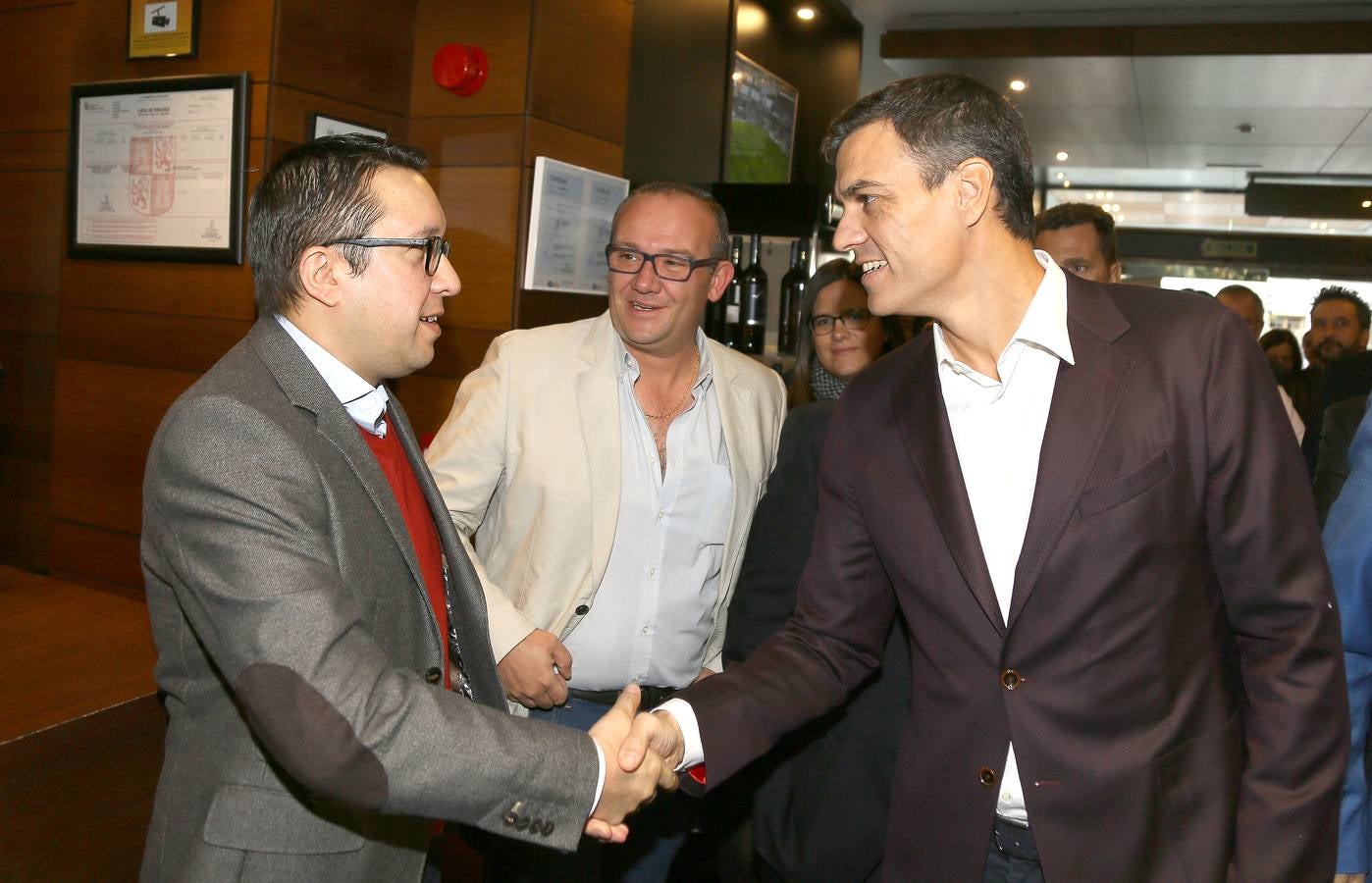 El secretario general del PSOE está convencido de que la cuestión catalana «solo se resuelve con diálogo político» aunque hay que antes hay que «reordenar una situación que está dislocada»