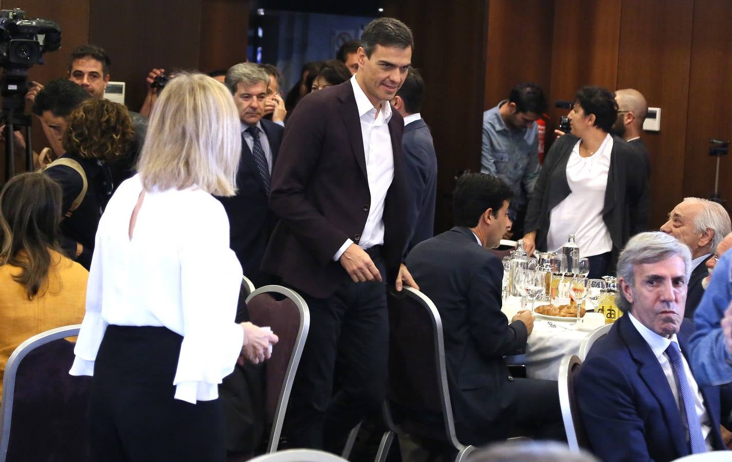 El secretario general del PSOE está convencido de que la cuestión catalana «solo se resuelve con diálogo político» aunque hay que antes hay que «reordenar una situación que está dislocada»