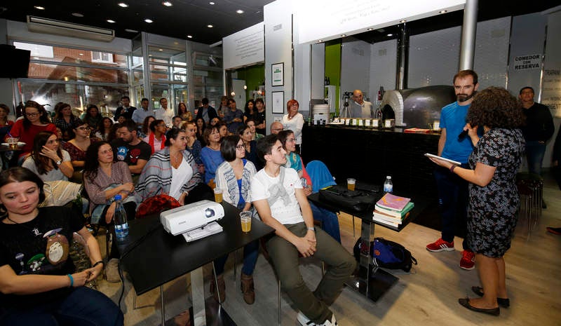 La Pizzería Kuro ha sido el escenario de esta iniciativa, con buena acogida por parte de los profesores palentinos
