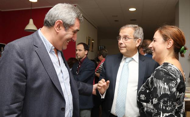 Julio Villarrubia, Antonio Miguel Carmona y Miriam Andrés momentos antes de la tertulia. 