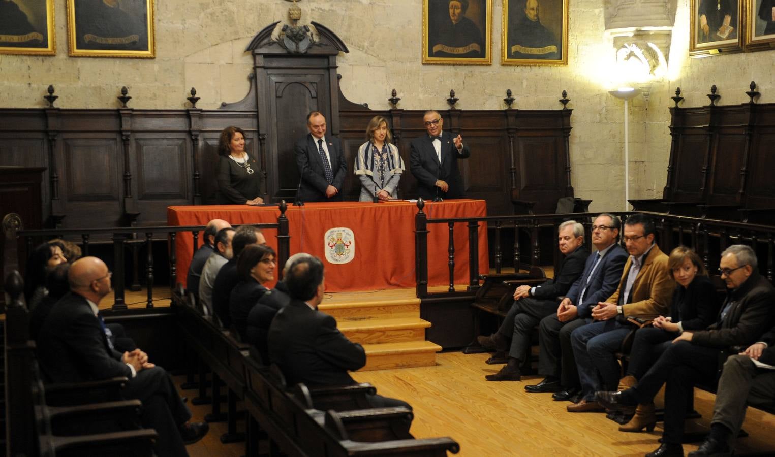 La profesora de Física tomó posesión de su cargo en el Aula Triste de la Universidad de Valladolid