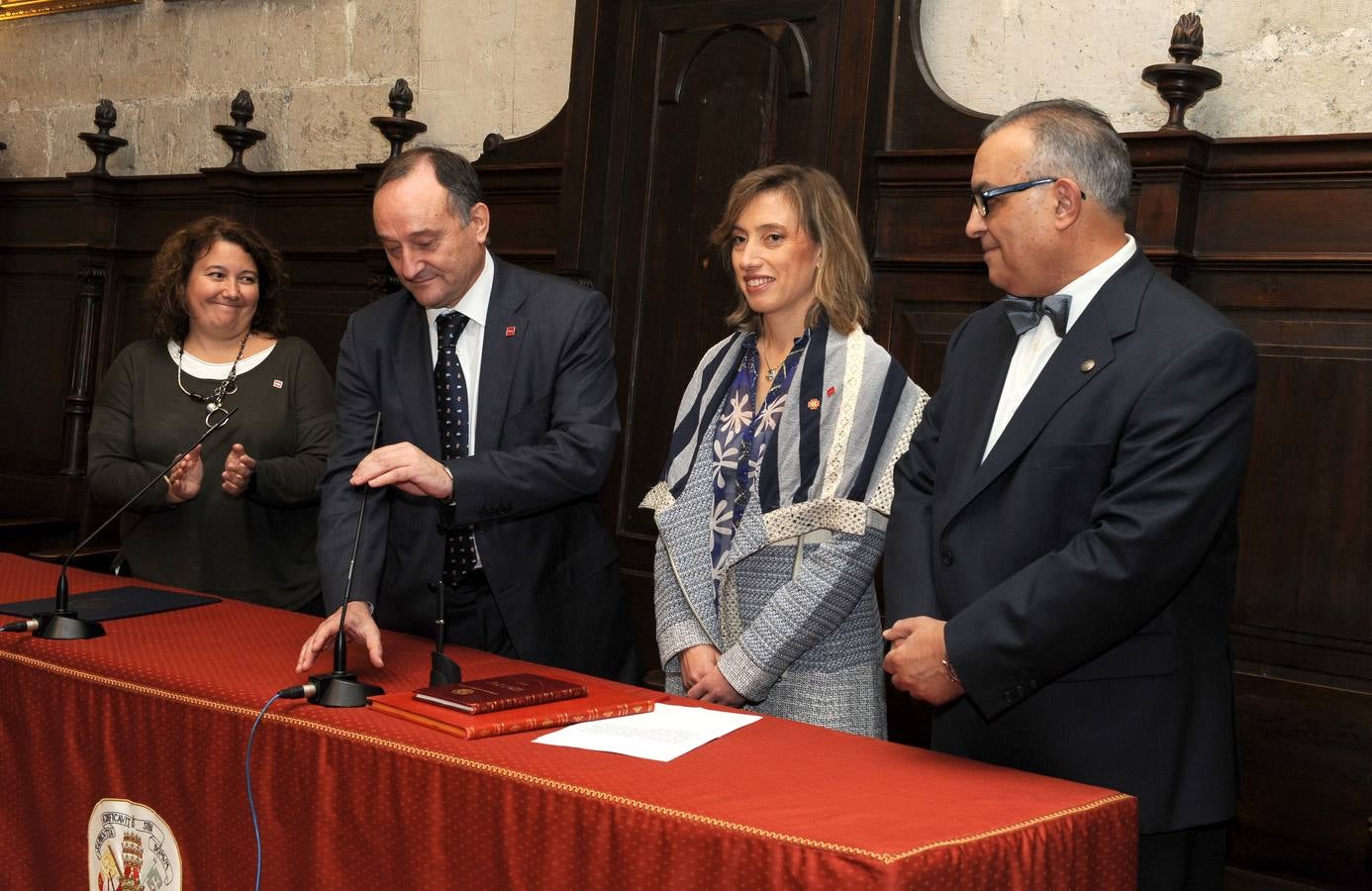La profesora de Física tomó posesión de su cargo en el Aula Triste de la Universidad de Valladolid
