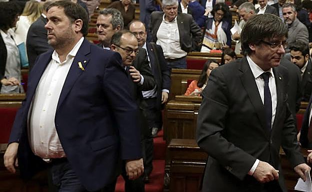 Junqueras (i) y Puigdemont. 