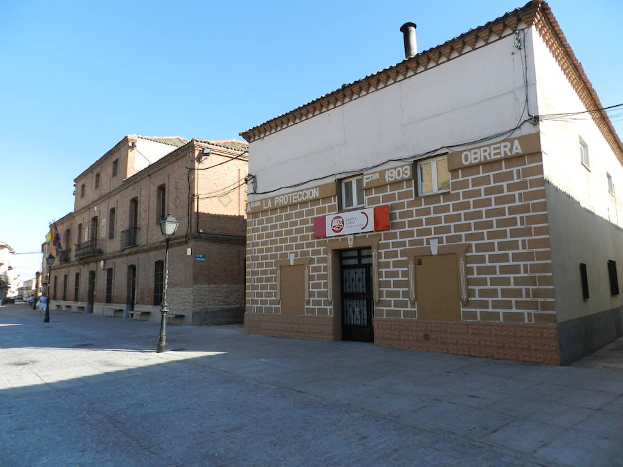 Edificio de La Protección Obrera, en la Plaza de Nava de la Asunción. 
