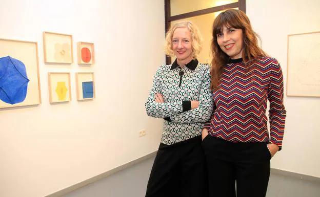 María Jesús Garcés (derecha) y Sabine Finkenauer, ayer en el Palacio Quintanar. 