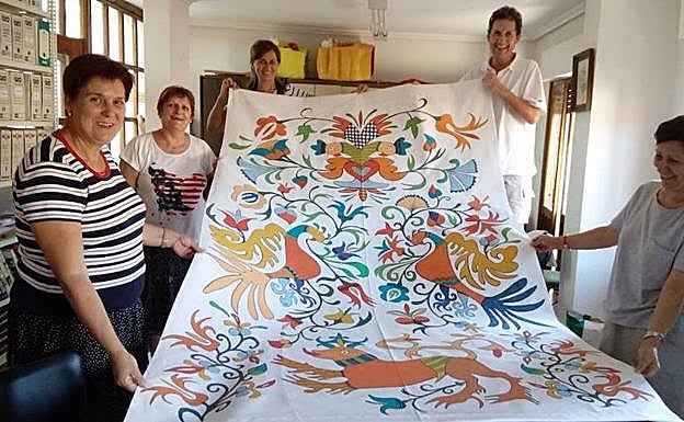 Varias usuarias del taller de ‘Cre-Arte’ muestran su obra..