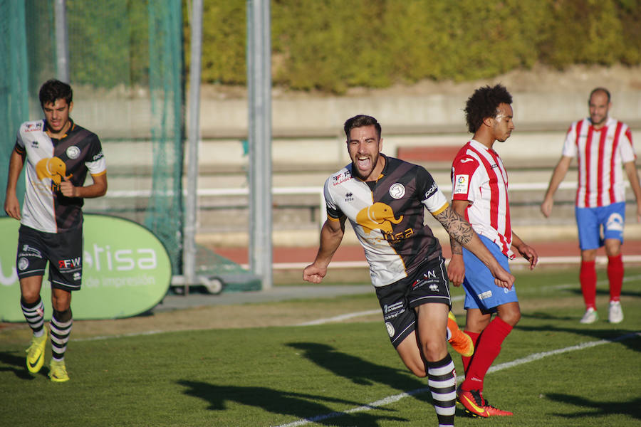 Isaac Manjón celebra su gol ante el Bembibre en Las Pistas del Helmántico. 