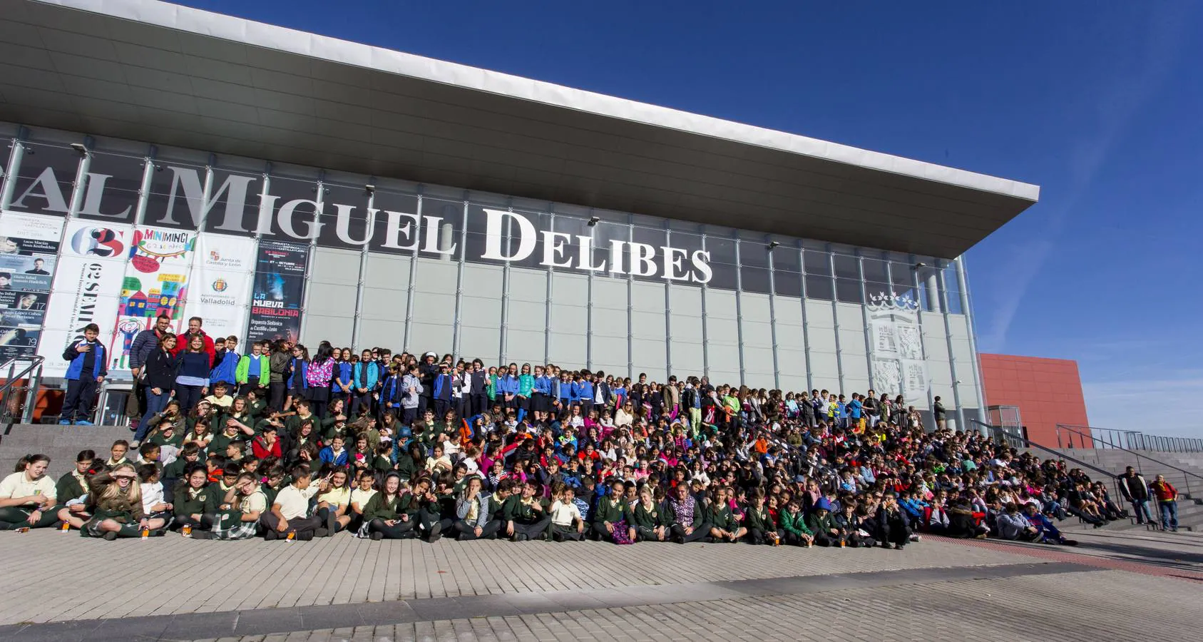 Un grupo formado por las clases de varios colegios invade las escaleras del Auditorio Miguel Delibes.
