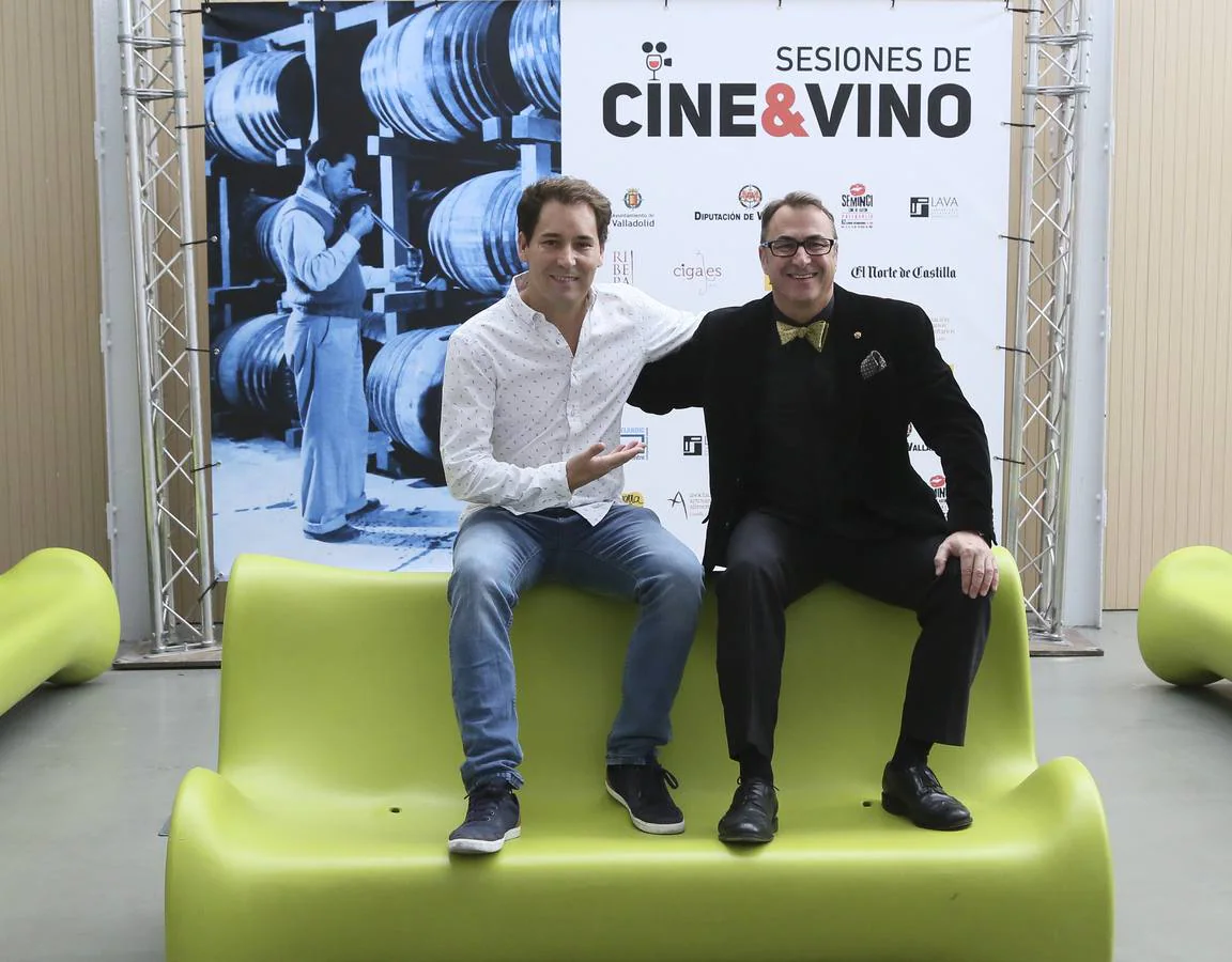 El actor y cantante Javier Godina y el director de cine Mark Tchelistcheff posan junto al cartel del ciclo Cine&Vino, ilustrado con un fotograma de ‘André-La voz del vino’.