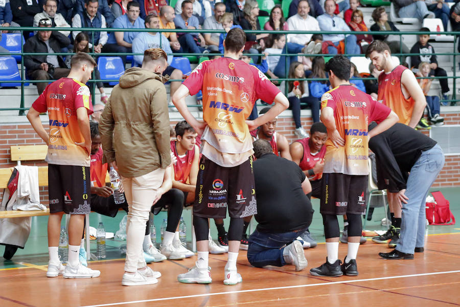 El técnico de Aquimisa se dirige a sus jugadores en un tiempo muerto. 