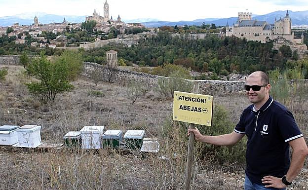 Álvaro muestra un cartel que advierte de la presencia de abejas. 