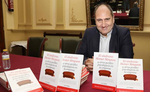 Javier Cantera, en el Casino de Palencia durante la presentación de su libro.