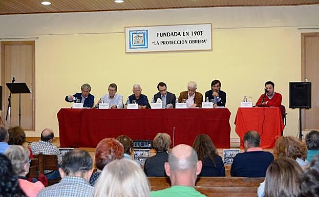 Desde la izquierda, Luis Peñalosa, Jorge Félix Alonso, Julio Moreno, Francisco Javier Piquero, Juan Ramón Represa, Juan Carlos Manrique y Carlos Álvaro, durante la mesa redonda en Nava de la Asunción. 