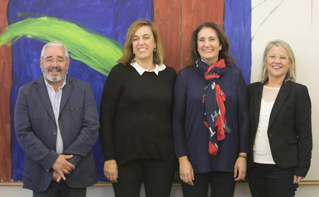 Gonzalo Jiménez, secretario general de la Fundación Las Edades; Ángeles Armisén, presidenta de la Diputación; Josefa García Cirac, consejera de Cultura; y María José Ortega, alcaldesa de Aguilar. 