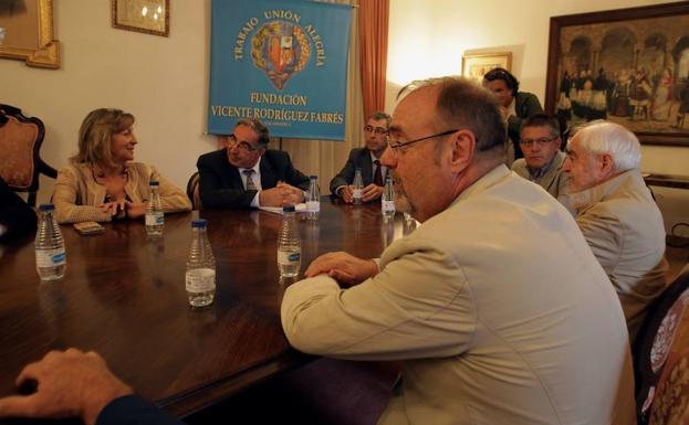 Rey se reúne con el Patronato de la Fundación Rodríguez Fabrés.