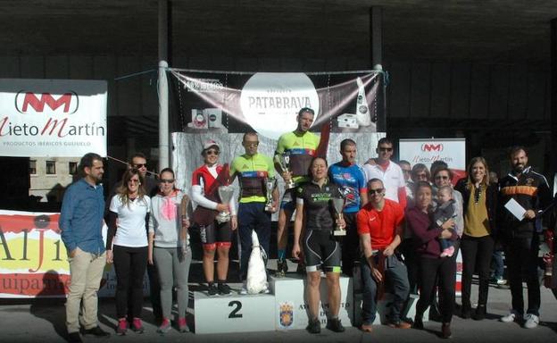 Foto de familia de los vencedores en la prueba. 