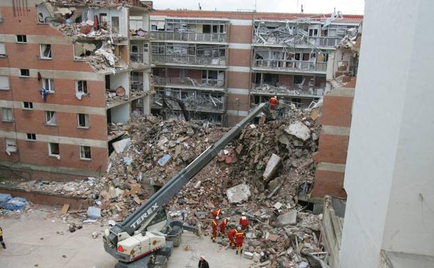 Una grúa trabaja en la zona de la explosión, en 2007. 