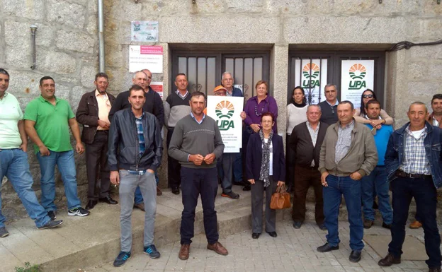 Ganaderos de El Barco de Ávila se encierran para protestar por los positivos en saneamiento