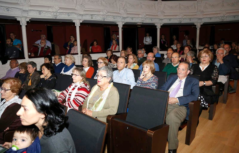 El acto se celebró en el teatro Principal con una conferencia del catedrático José María Espinar y la actuación musical de Agua Project