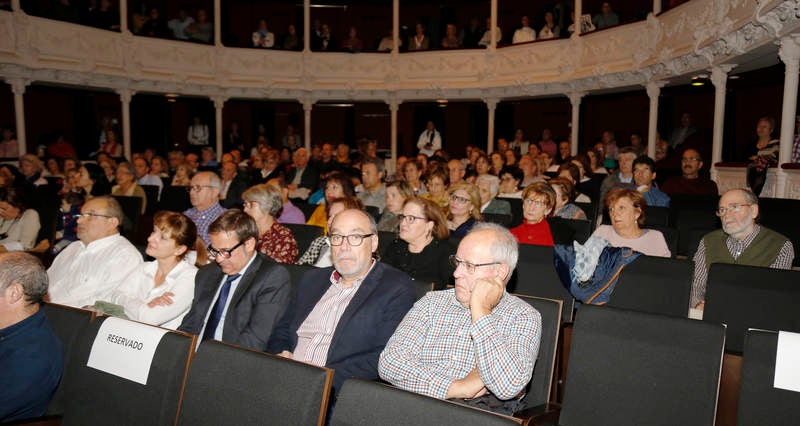 El acto se celebró en el teatro Principal con una conferencia del catedrático José María Espinar y la actuación musical de Agua Project