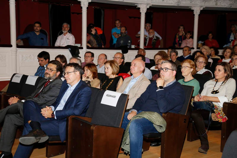 El acto se celebró en el teatro Principal con una conferencia del catedrático José María Espinar y la actuación musical de Agua Project