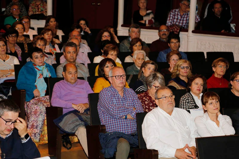 El acto se celebró en el teatro Principal con una conferencia del catedrático José María Espinar y la actuación musical de Agua Project