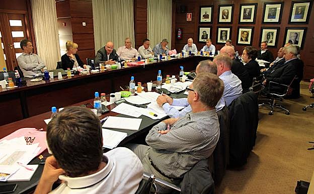 Asistentes a la reunión semestral conovocada por Anprogapor, ayer en la sala de reuniones ’de la Casa del Sello. 