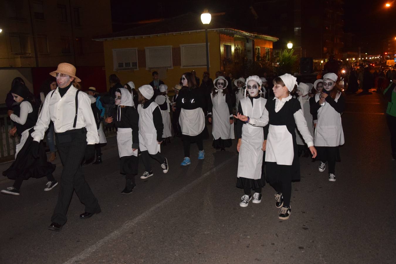 Esqueletos, calabazas, arañas y diablos gigantes se unen a brujas y demonios en el desfile de la Agrupación Musical de Guardo en la noche de Halloween