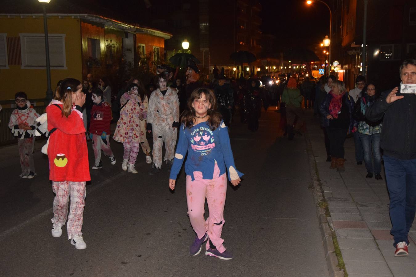 Esqueletos, calabazas, arañas y diablos gigantes se unen a brujas y demonios en el desfile de la Agrupación Musical de Guardo en la noche de Halloween
