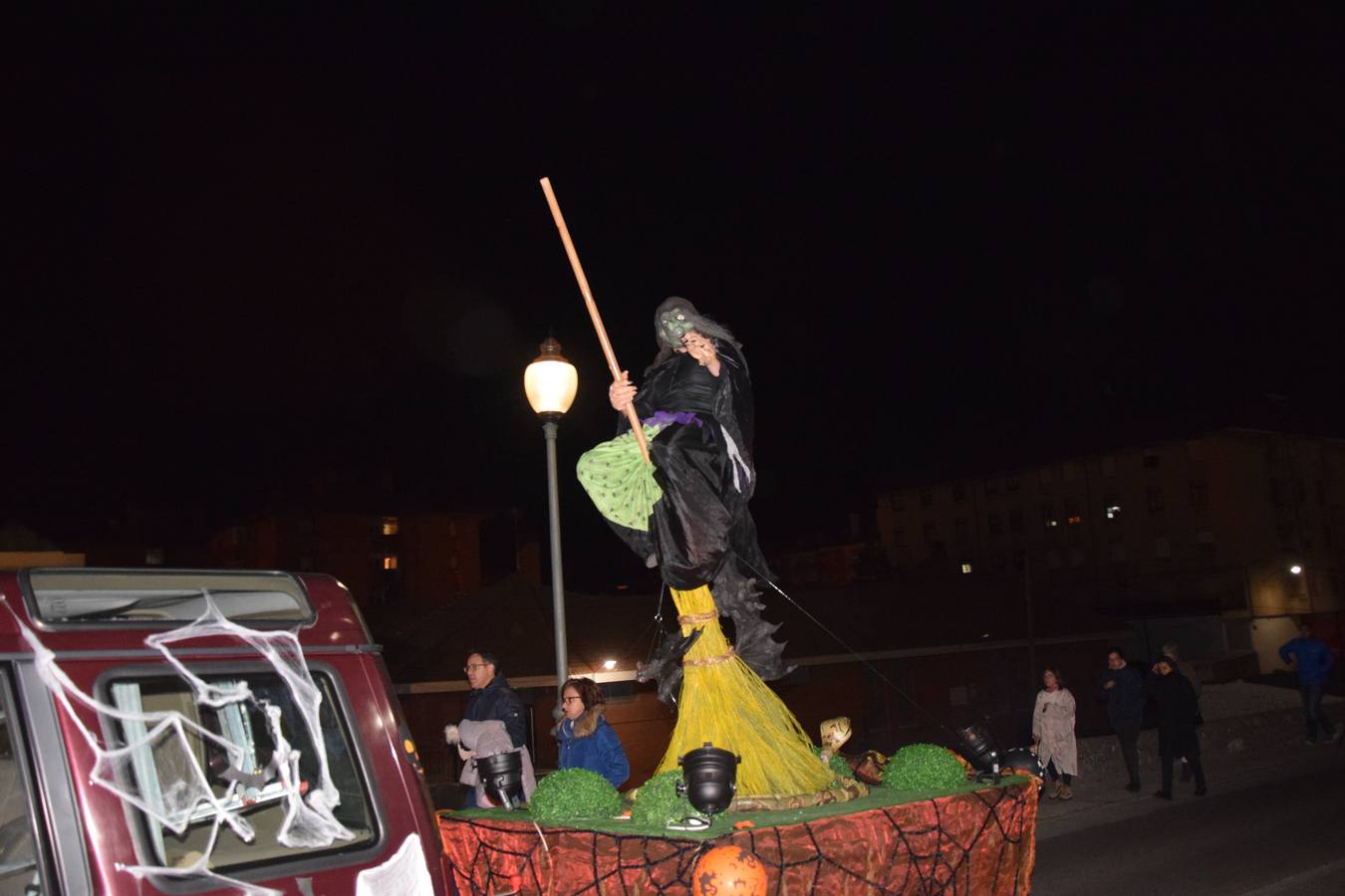 Esqueletos, calabazas, arañas y diablos gigantes se unen a brujas y demonios en el desfile de la Agrupación Musical de Guardo en la noche de Halloween