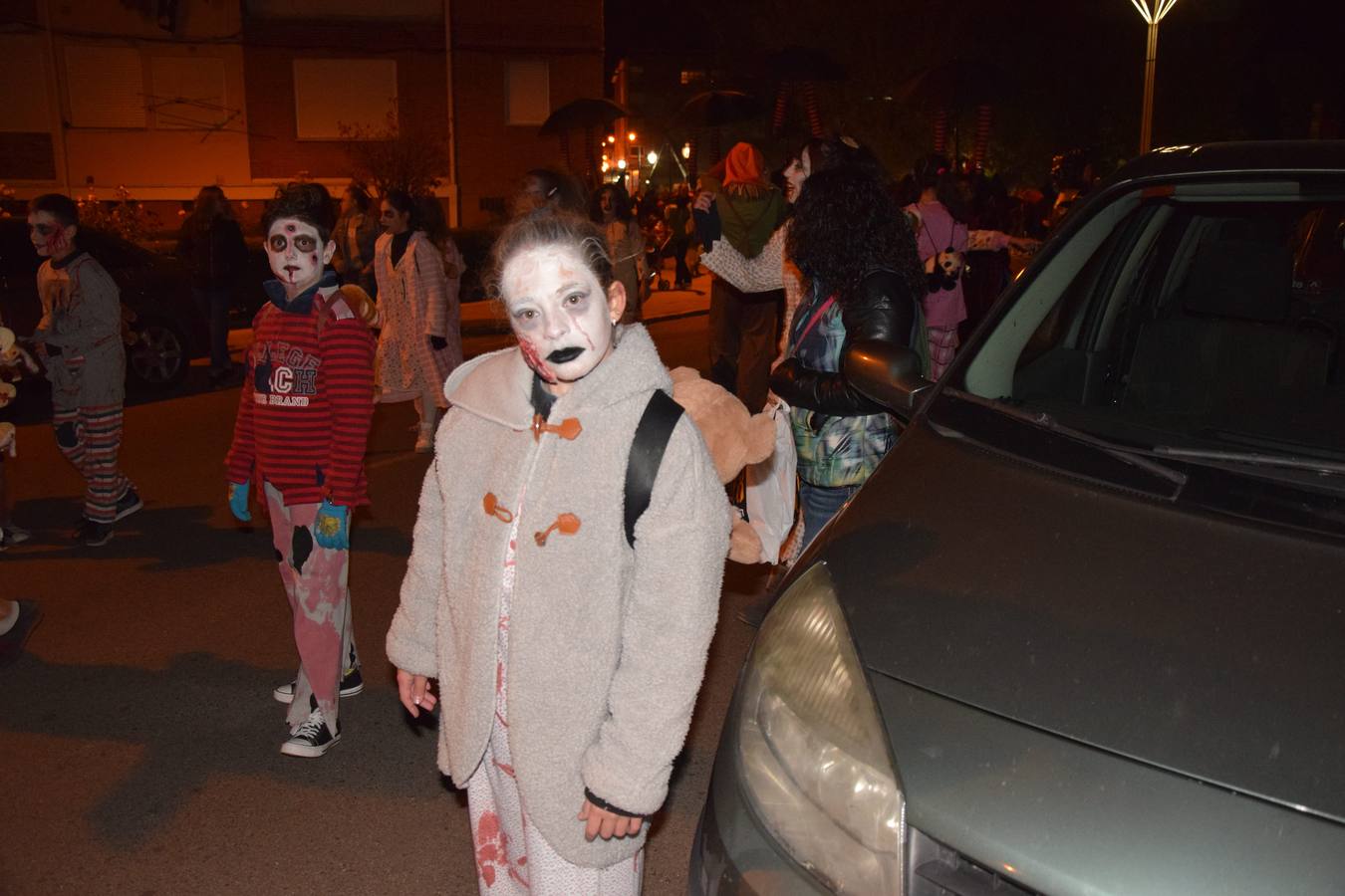 Esqueletos, calabazas, arañas y diablos gigantes se unen a brujas y demonios en el desfile de la Agrupación Musical de Guardo en la noche de Halloween