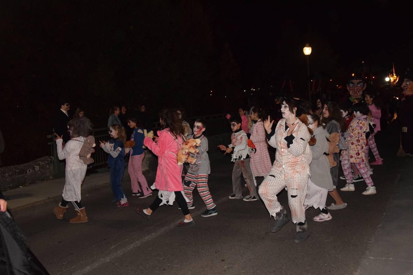 Esqueletos, calabazas, arañas y diablos gigantes se unen a brujas y demonios en el desfile de la Agrupación Musical de Guardo en la noche de Halloween