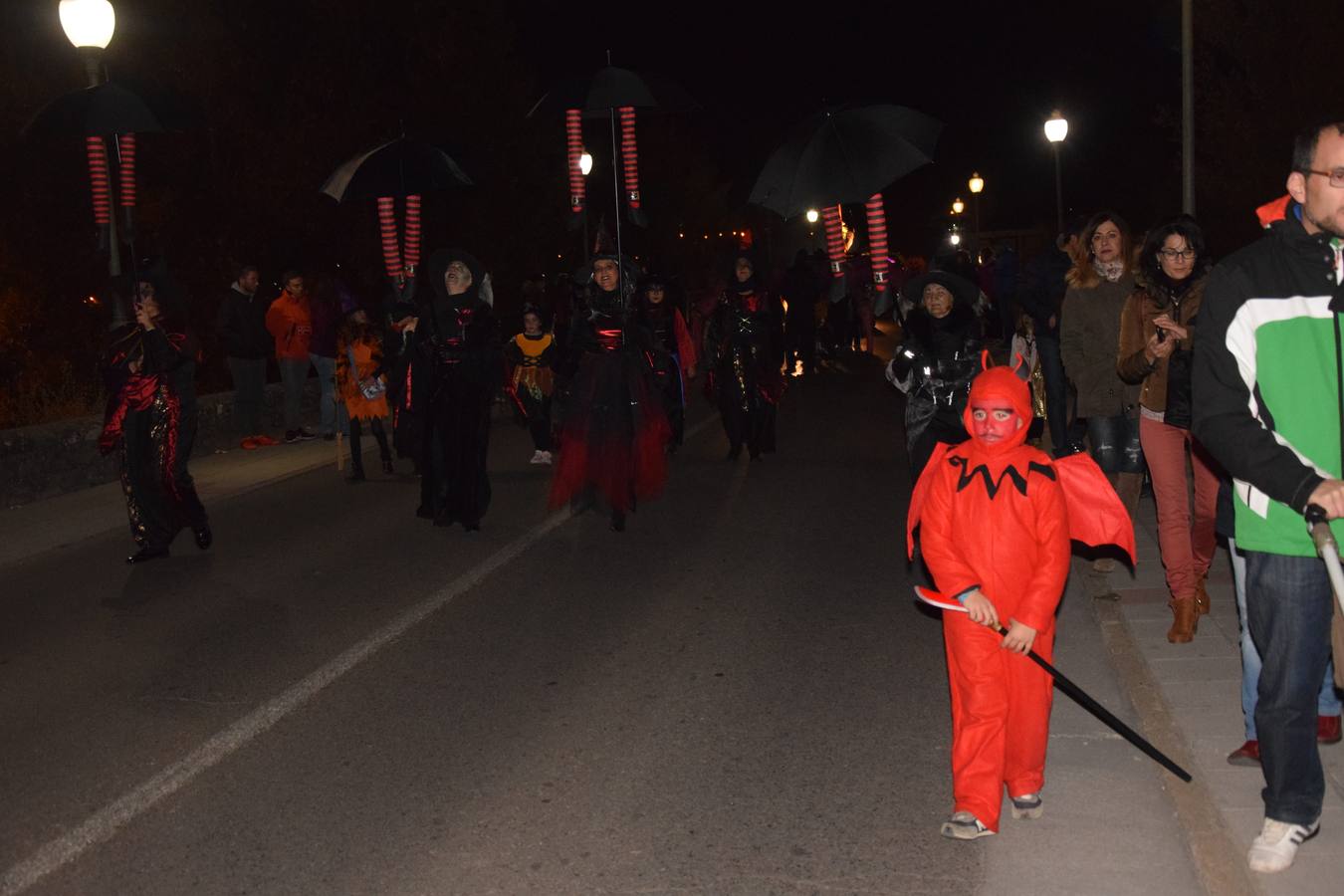 Esqueletos, calabazas, arañas y diablos gigantes se unen a brujas y demonios en el desfile de la Agrupación Musical de Guardo en la noche de Halloween