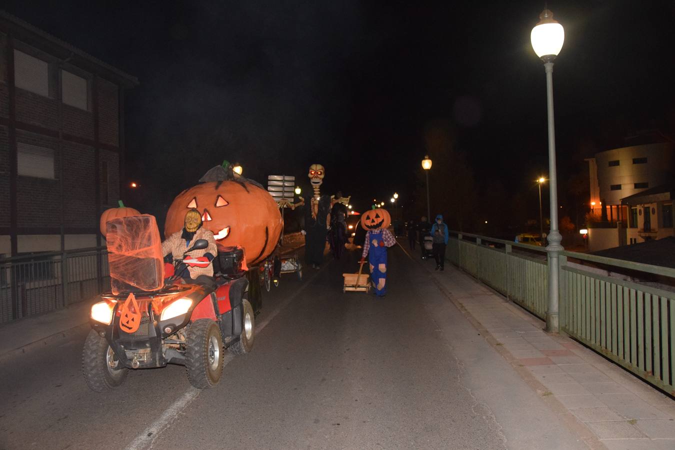 Esqueletos, calabazas, arañas y diablos gigantes se unen a brujas y demonios en el desfile de la Agrupación Musical de Guardo en la noche de Halloween