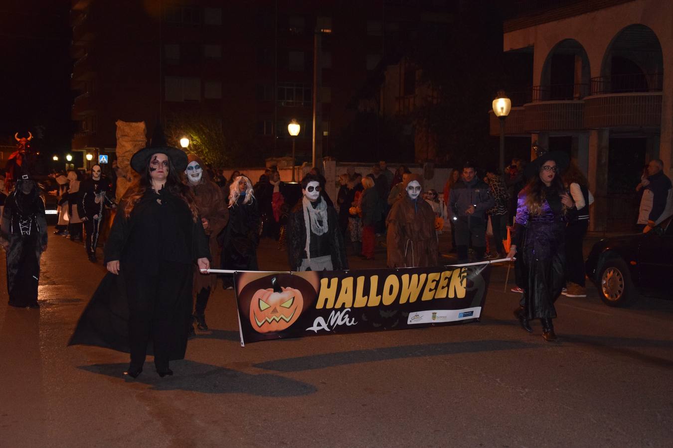 Esqueletos, calabazas, arañas y diablos gigantes se unen a brujas y demonios en el desfile de la Agrupación Musical de Guardo en la noche de Halloween