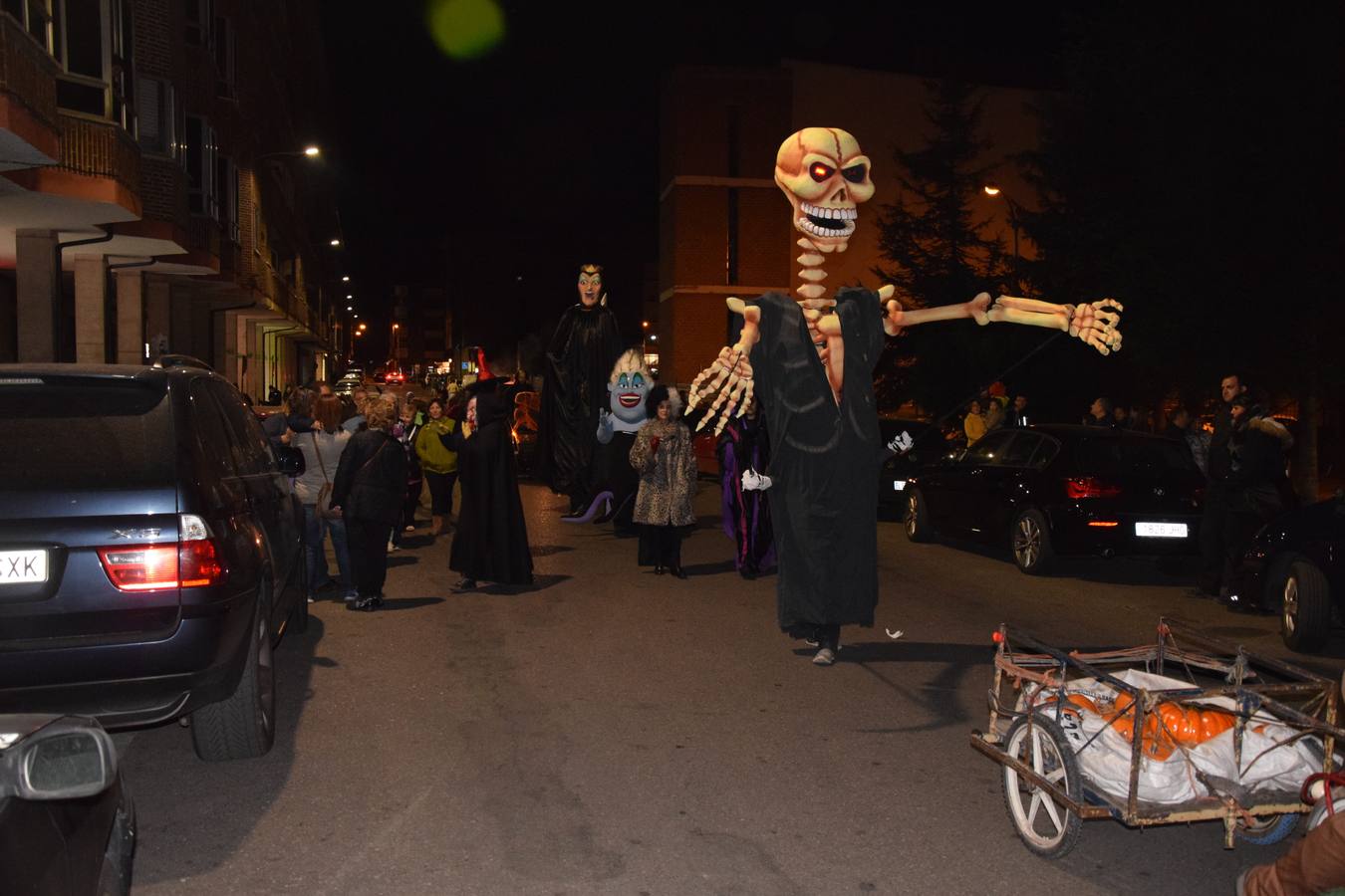Esqueletos, calabazas, arañas y diablos gigantes se unen a brujas y demonios en el desfile de la Agrupación Musical de Guardo en la noche de Halloween