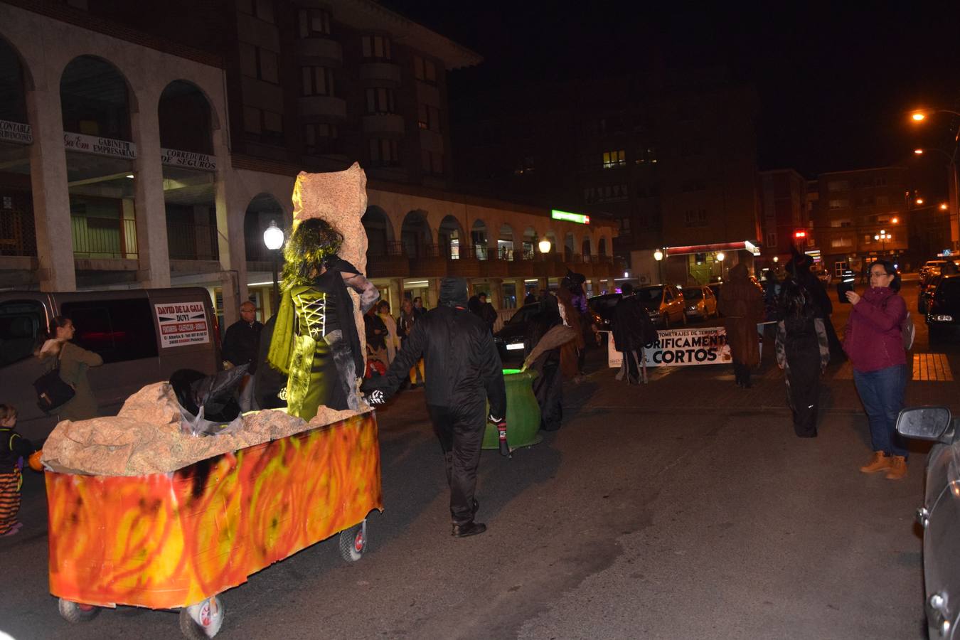 Esqueletos, calabazas, arañas y diablos gigantes se unen a brujas y demonios en el desfile de la Agrupación Musical de Guardo en la noche de Halloween
