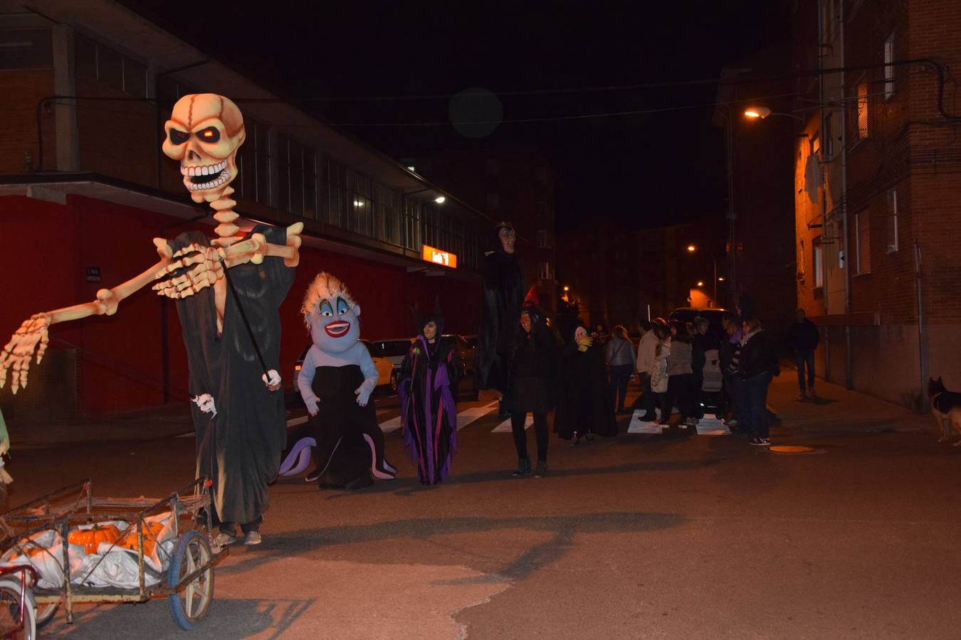 Esqueletos, calabazas, arañas y diablos gigantes se unen a brujas y demonios en el desfile de la Agrupación Musical de Guardo en la noche de Halloween
