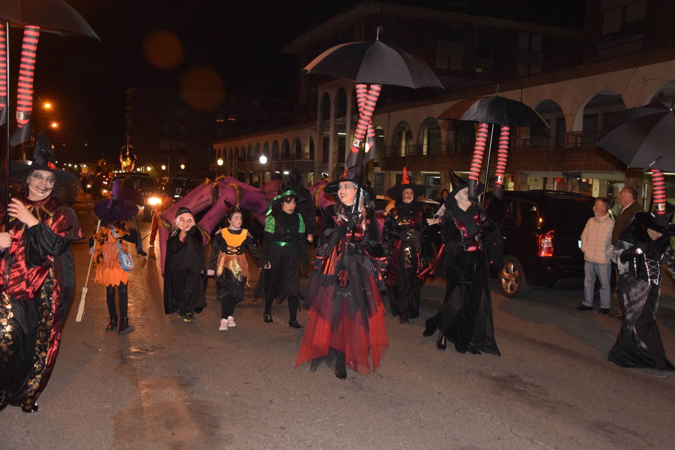 Esqueletos, calabazas, arañas y diablos gigantes se unen a brujas y demonios en el desfile de la Agrupación Musical de Guardo en la noche de Halloween