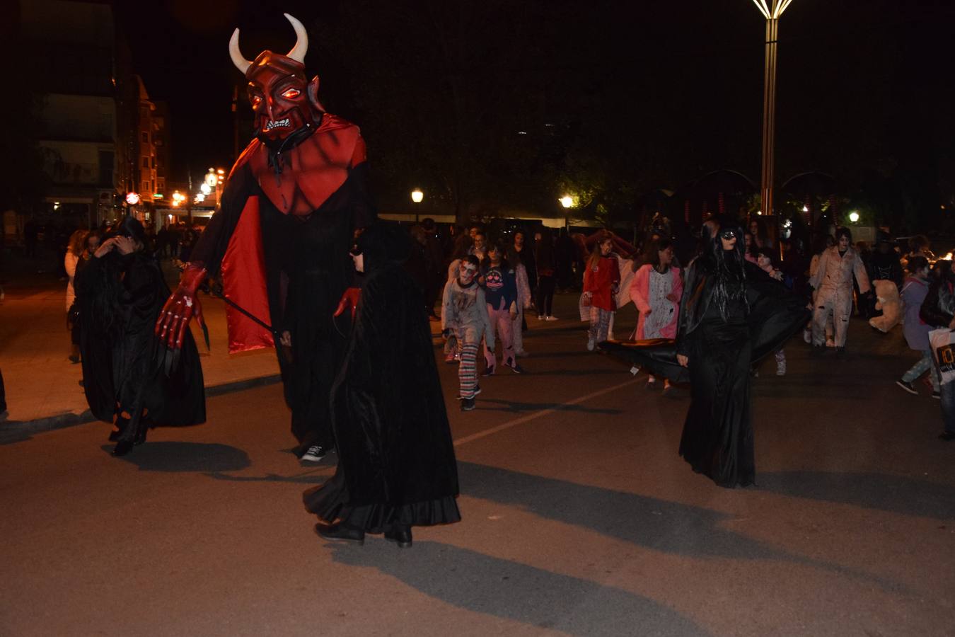Esqueletos, calabazas, arañas y diablos gigantes se unen a brujas y demonios en el desfile de la Agrupación Musical de Guardo en la noche de Halloween