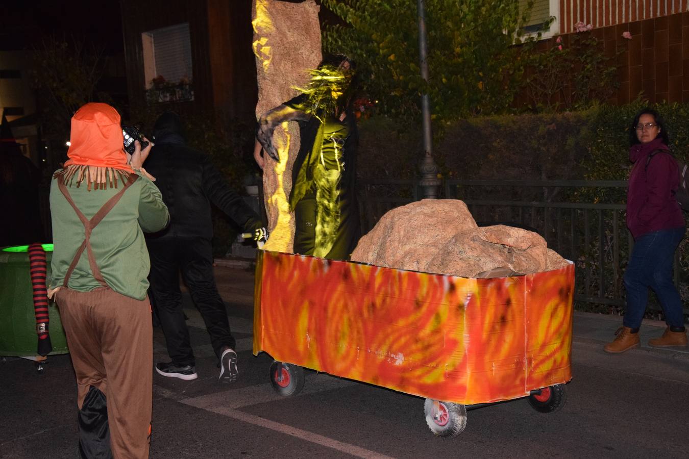 Esqueletos, calabazas, arañas y diablos gigantes se unen a brujas y demonios en el desfile de la Agrupación Musical de Guardo en la noche de Halloween