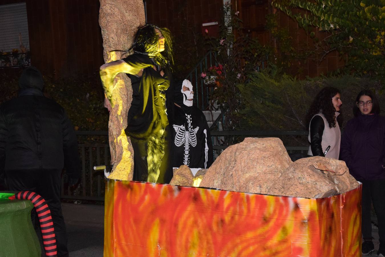 Esqueletos, calabazas, arañas y diablos gigantes se unen a brujas y demonios en el desfile de la Agrupación Musical de Guardo en la noche de Halloween