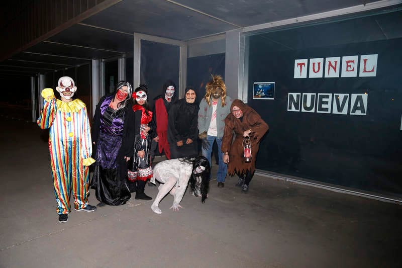 Fiesta de disfraces, en el túnel del terror organizado en la asociación de vecinos Nueva Balastera.